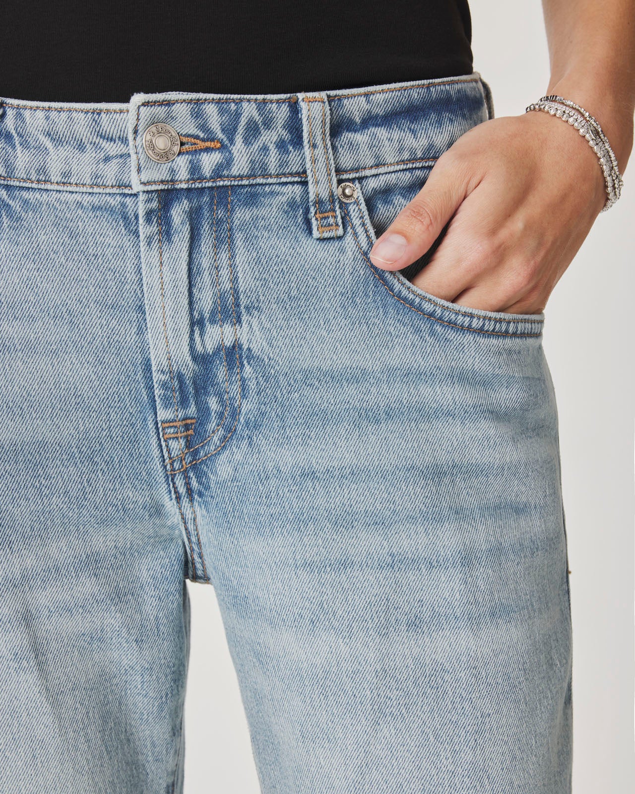 Alie Straight Leg Jean in Light Wash - Image 5