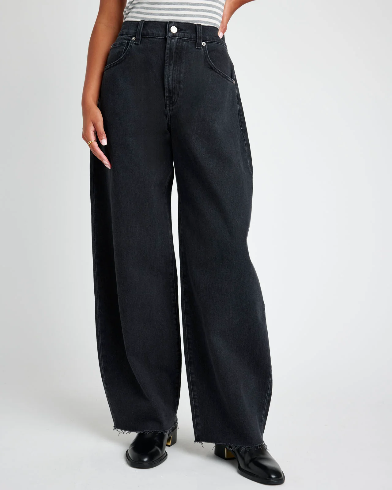 Carson Barrel Leg Jean in Black Rinse