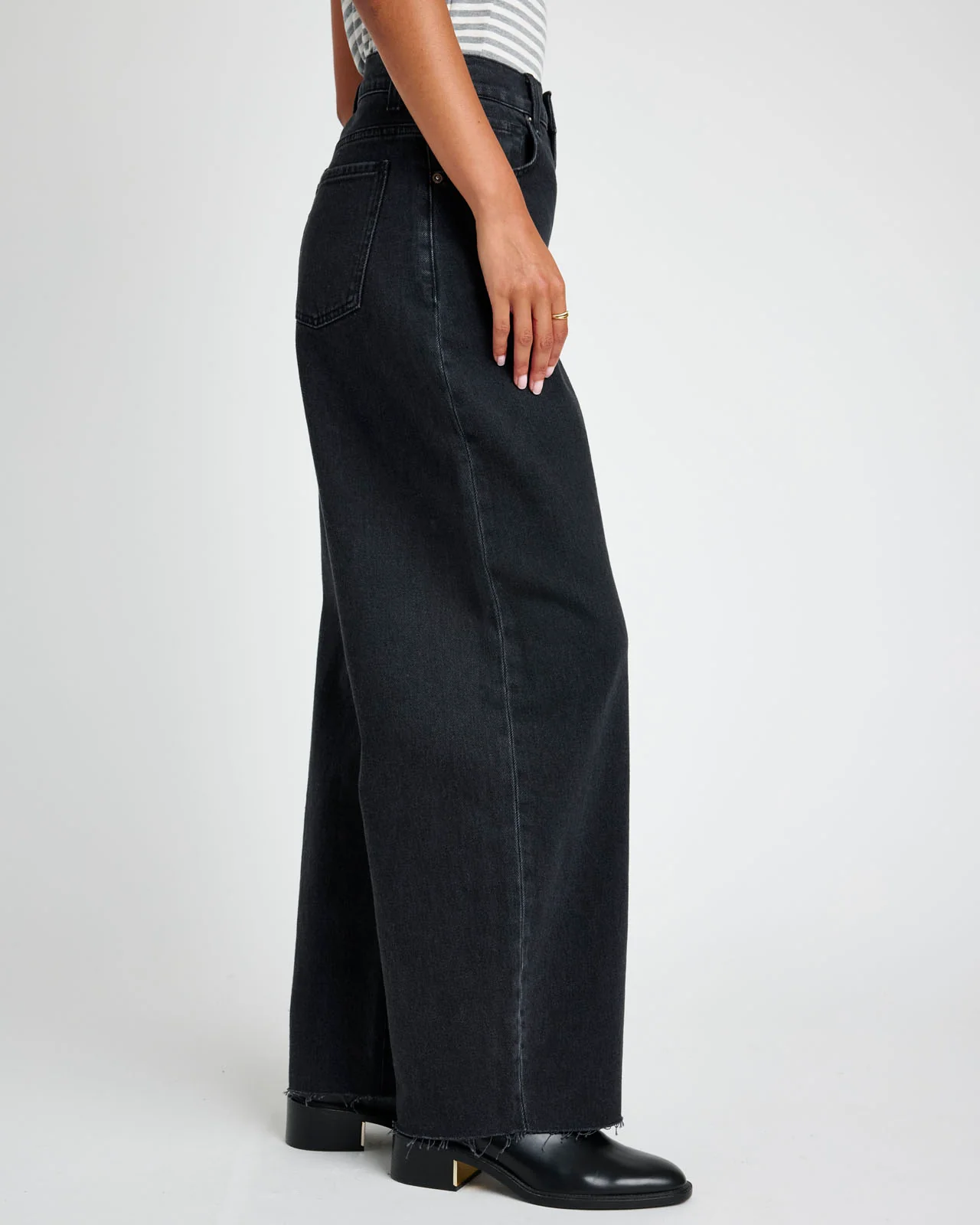 Carson Barrel Leg Jean in Black Rinse - Image 4