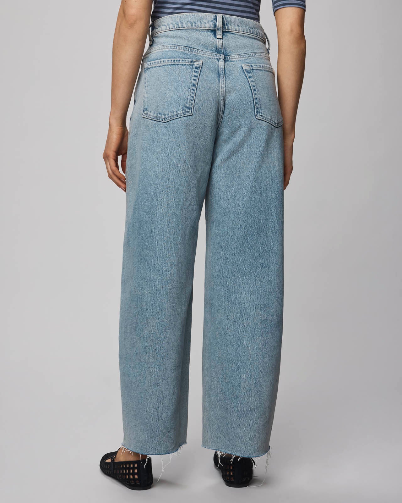 Carson Barrel Leg Jean in Light Wash - Image 3