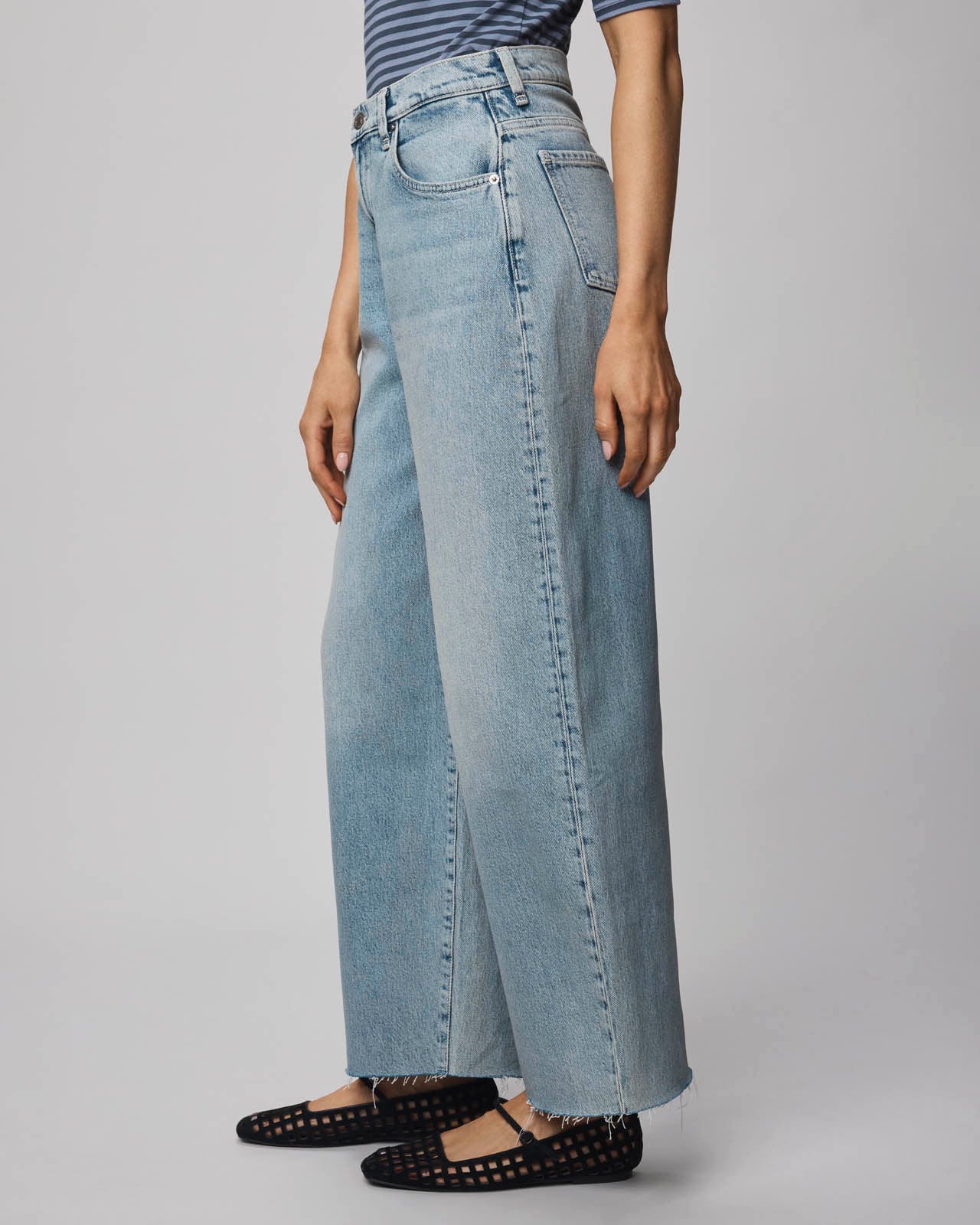 Carson Barrel Leg Jean in Light Wash - Image 4