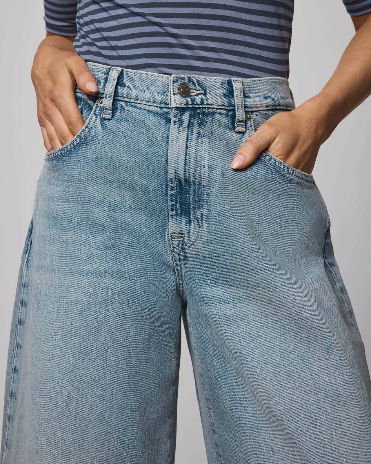 Carson Barrel Leg Jean in Light Wash - Image 5