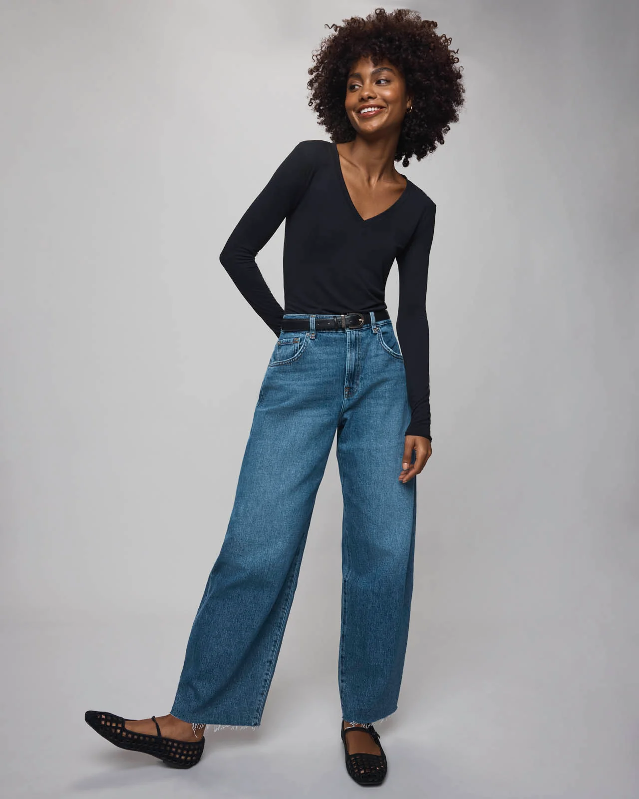 Carson Barrel Leg Jean in Medium Wash - Image 2