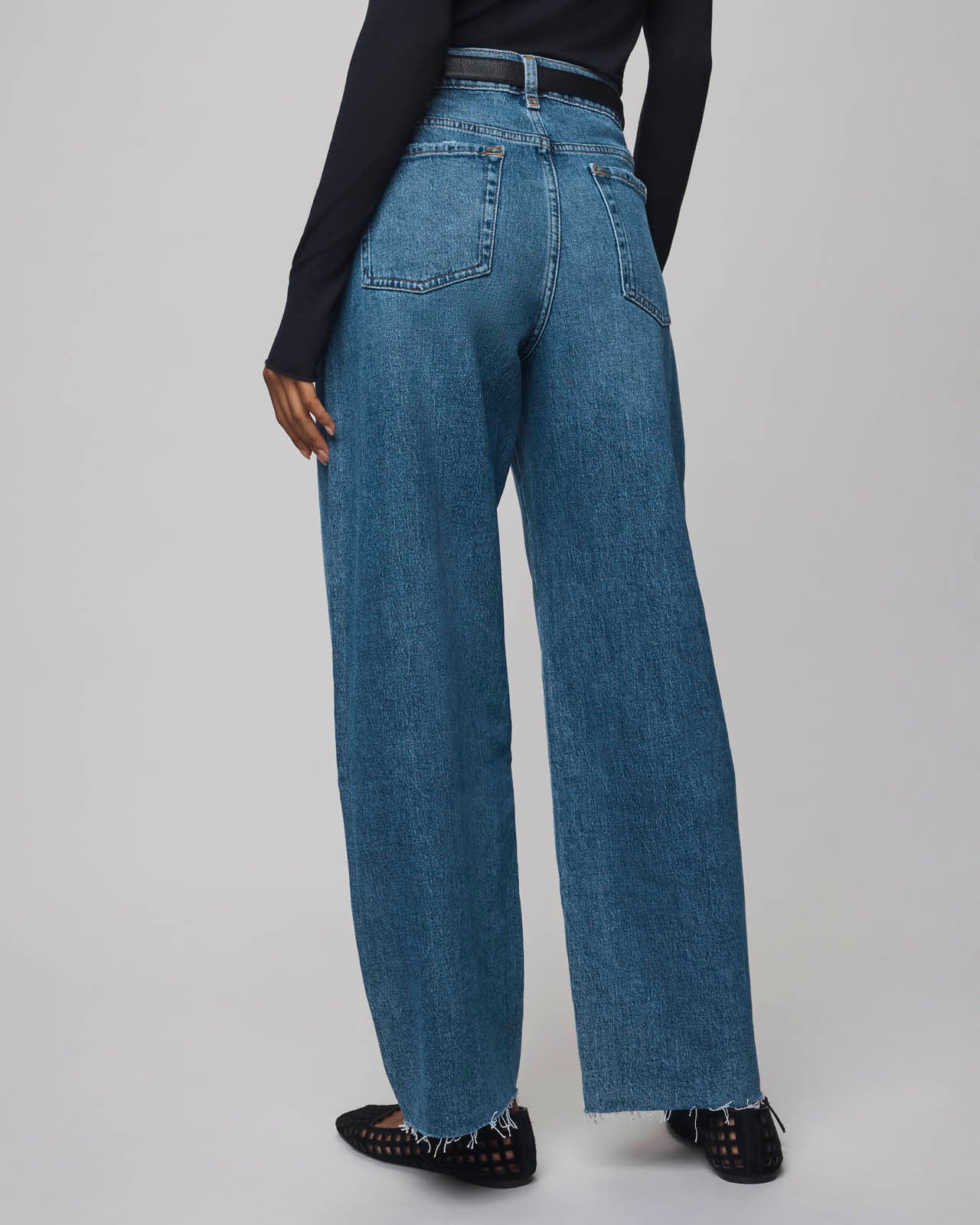 Carson Barrel Leg Jean in Medium Wash - Image 3