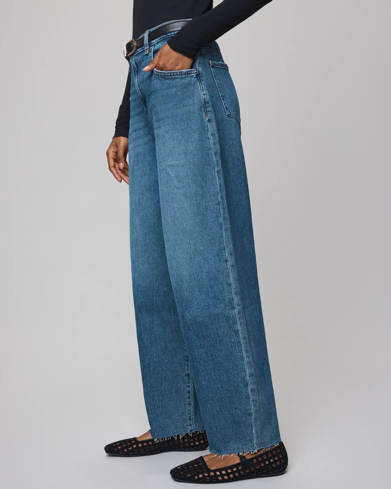 Carson Barrel Leg Jean in Medium Wash - Image 4