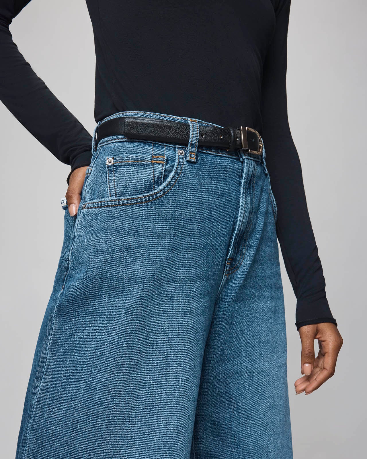 Carson Barrel Leg Jean in Medium Wash - Image 5