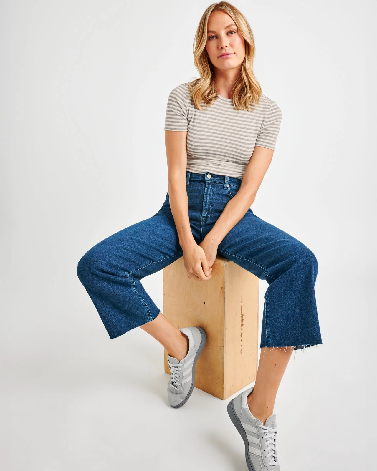 Cropped Wide Leg Raw Hem Jean - Image 2