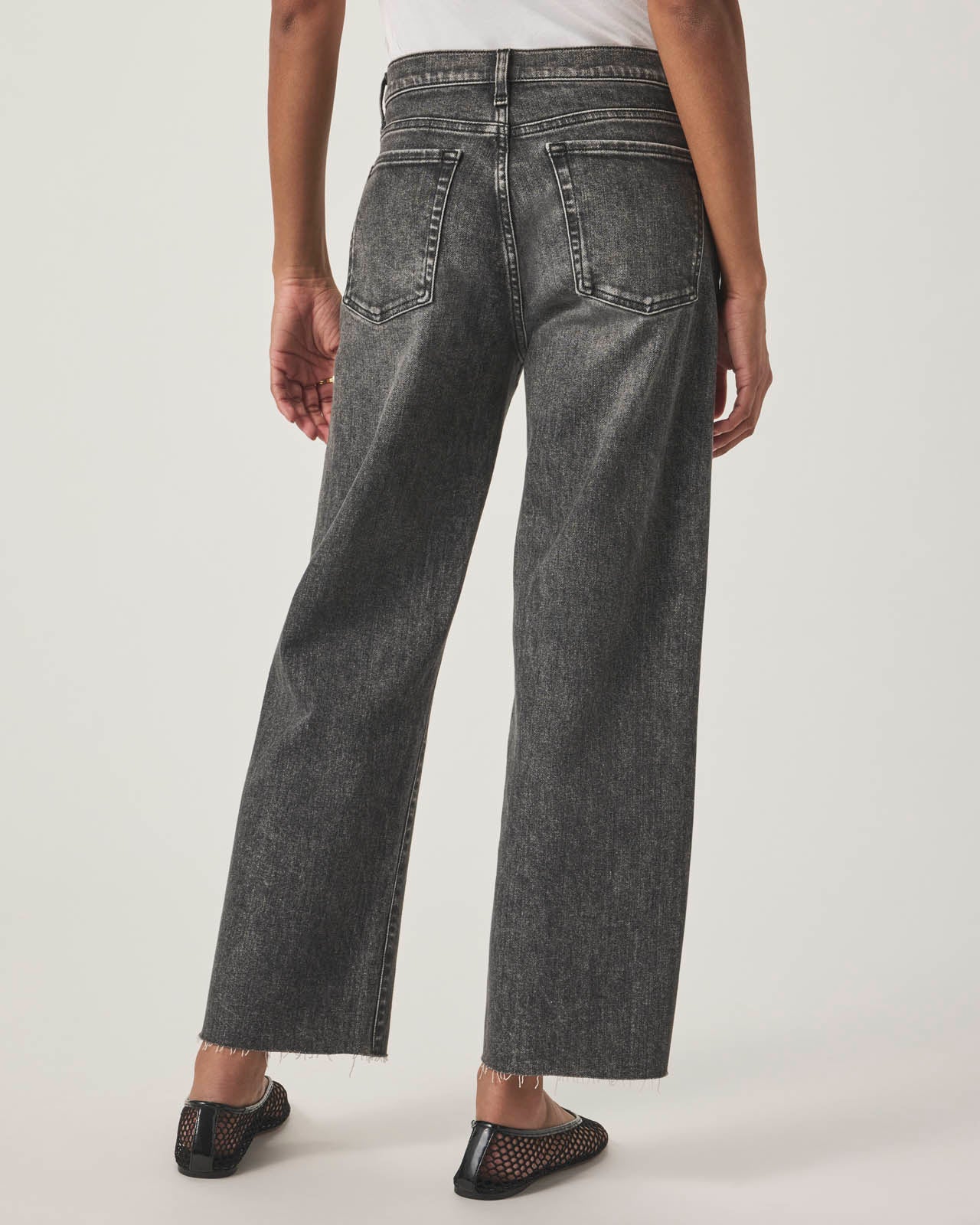 Cropped Wide Leg Raw Hem Jean - Image 4