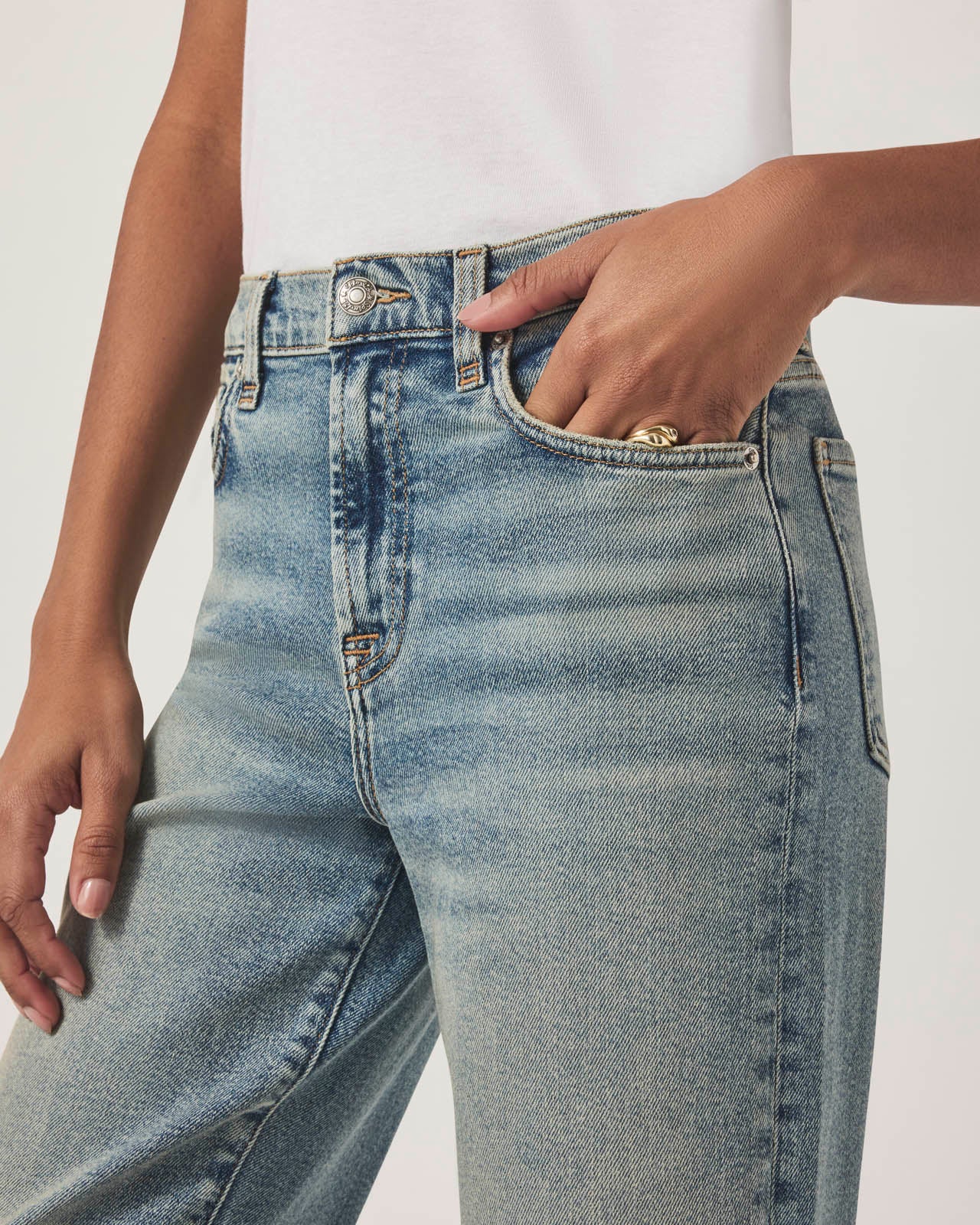 Light Wash Cropped Wide Leg Raw Hem Jean - Image 3